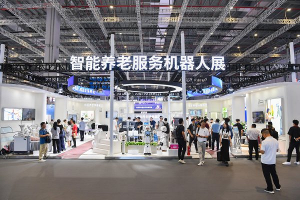 策略宝 工博会上养老机器人“终极形态”显露，一张会“行走”与“拥抱”的床